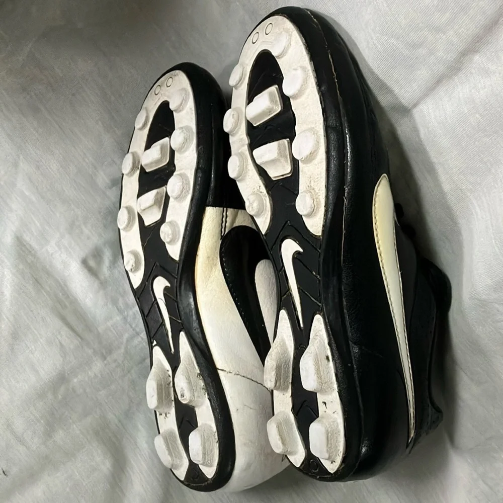 Nike boys/ girls Tiempo soccer shoes / Cleats - some STAINS but good condition - Picture 6 of 16